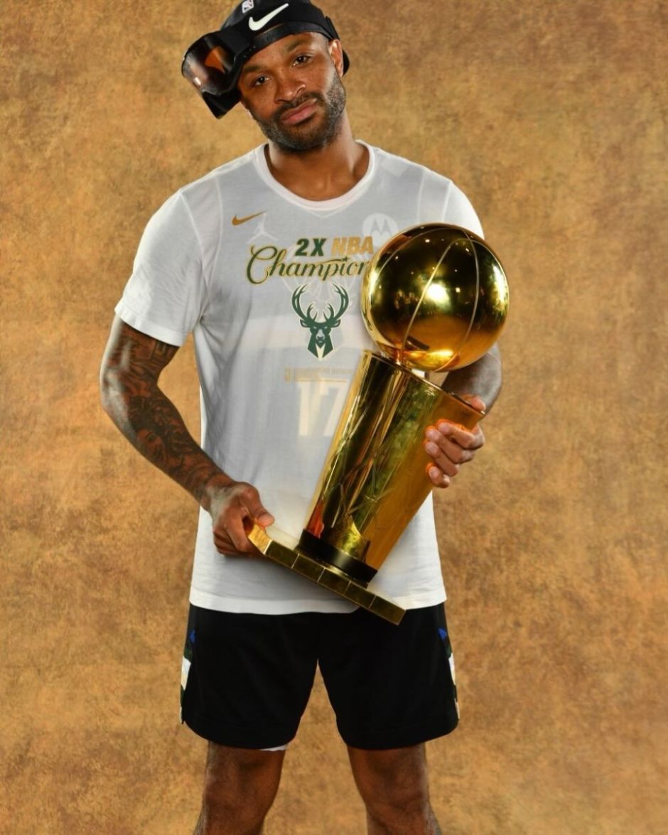 告别NBA生涯！40岁“鞋王”塔克正式宣布退役：曾随雄鹿夺得总冠军